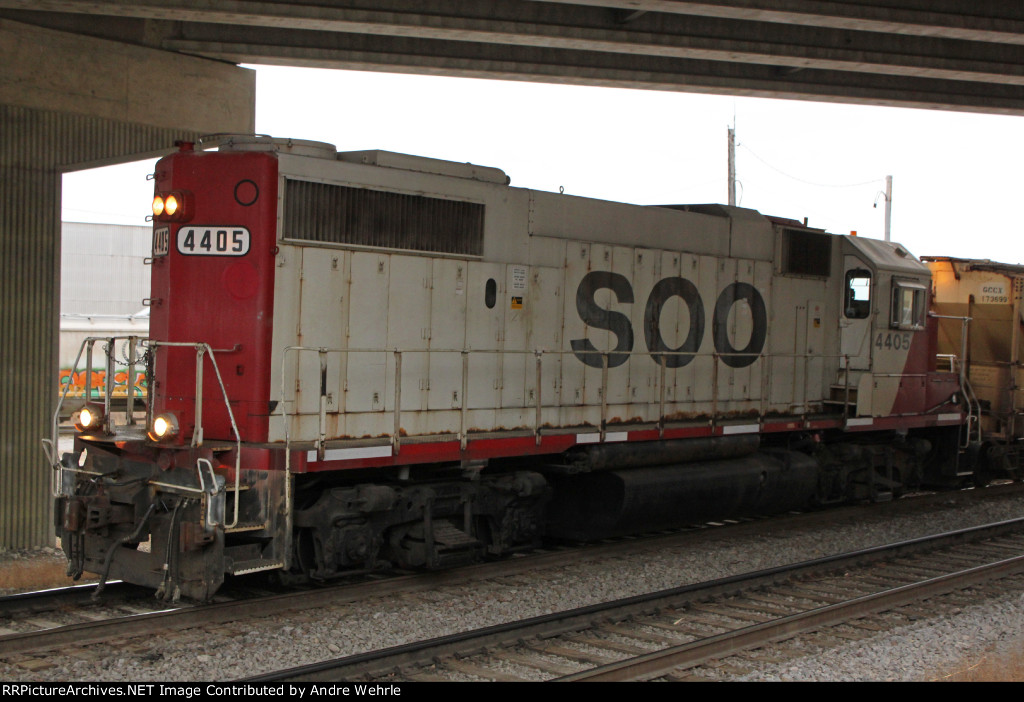 SOO 4405 hauls the local under the Canal St. bridge